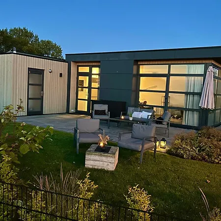 Enkhuizer Wolkesieben Dritte Reihe Mit Zaun Hausnr 202 Ferienhaus